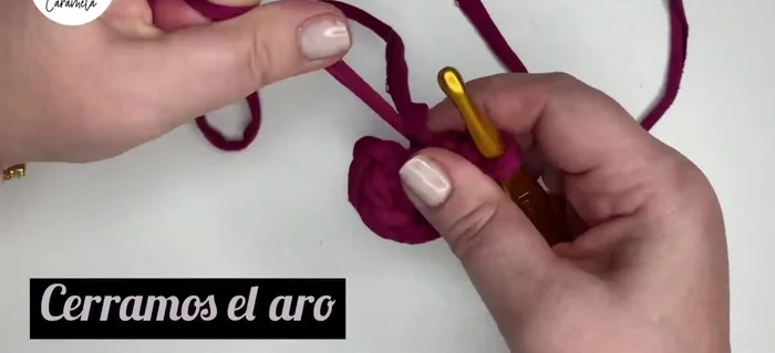 Cerrar la vuelta con un punto deslizado y levantar una cadeneta al aire.