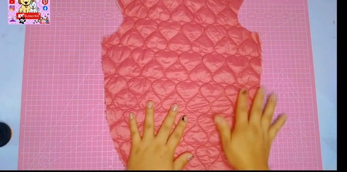 Unión de hombros: Enfrentar derecho con derecho las piezas del delantero y la espalda, uniéndolas por los hombros. Coser con puntada recta y rematar con overlock o zig-zag.