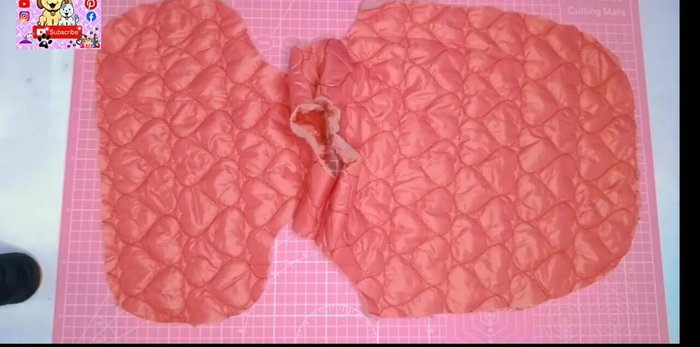 Colocación del bies: Colocar el bies elástico alrededor de todo el contorno del chaleco (cuello, delantero, espalda y sisas). Para finalizar, doblar el extremo del bies 1 cm hacia adentro y superponerlo al inicio, cosiendo para ocultar el inicio.