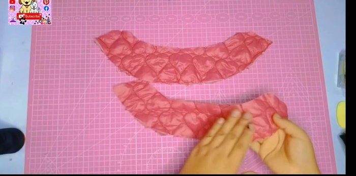 Unión del cuello al chaleco: Marcar el punto medio del delantero y la espalda. Doblar el cuello por la mitad y unirlo al chaleco derecho con derecho, haciendo coincidir las marcas. Coser todo el contorno.