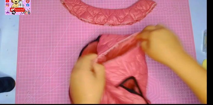 Unión del cuello al chaleco: Marcar el punto medio del delantero y la espalda. Doblar el cuello por la mitad y unirlo al chaleco derecho con derecho, haciendo coincidir las marcas. Coser todo el contorno.