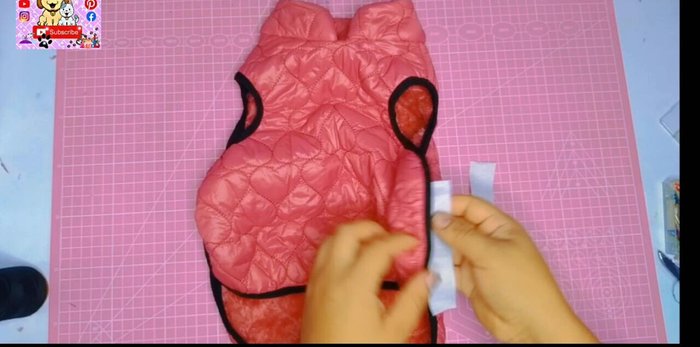 Colocación del velcro: Colocar el velcro en los laterales del chaleco. En la parte delantera, el velcro se coloca al revés; en la espalda, al derecho. Coser el velcro a los laterales.