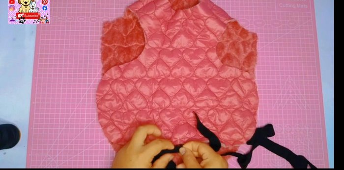 Preparación de las piezas: Cortar las piezas del delantero, espalda y cuello según los moldes (ya con margen de costura incluido). El delantero se modifica añadiendo 5 cm a cada lado y una curva. La espalda se corta sin modificaciones en la parte superior, solo se añade margen en los laterales.