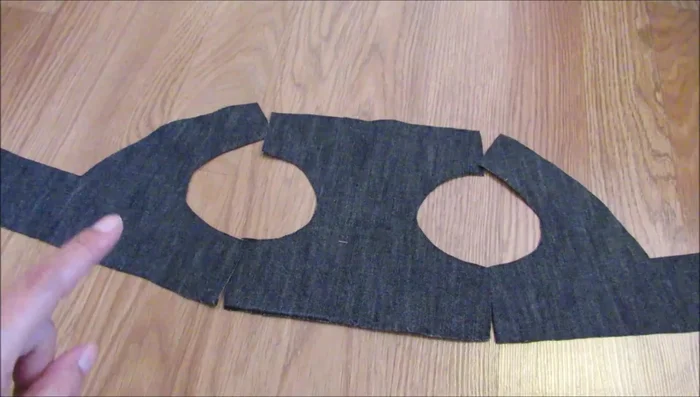 Unir las piezas: Une las piezas del pecho con la pieza del cuerpo, cosiendo los bordes.