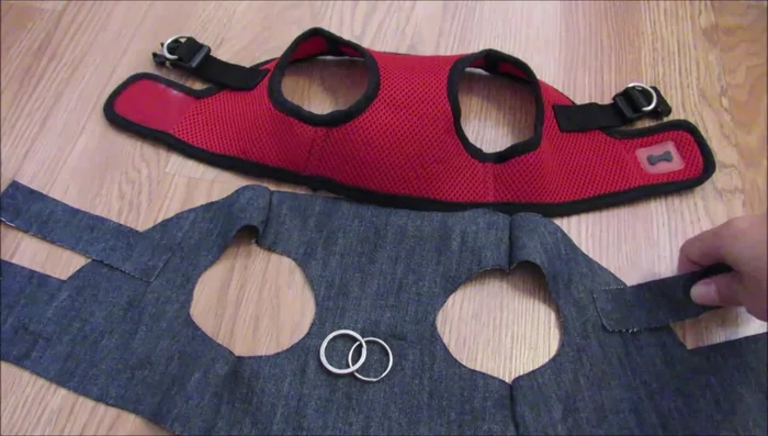 Preparar las anillas: Cose las anillas a los retazos de tela y luego cose estos retazos al arnés en las posiciones adecuadas para la correa.