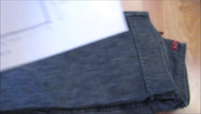 Cortar la tela: Corta las piezas del molde en la tela. Necesitas una pieza del cuerpo y dos piezas iguales para el pecho.