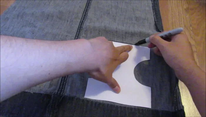 Cortar la tela: Corta las piezas del molde en la tela. Necesitas una pieza del cuerpo y dos piezas iguales para el pecho.