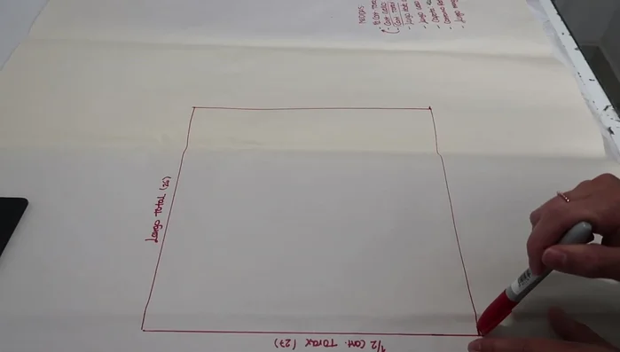 Diseño de la manga: Unir la parte delantera y trasera del cuerpo. Marcar el largo de la manga (4-6 cm para razas pequeñas) y la forma de la manga.