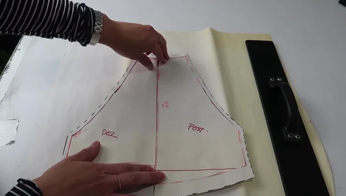 Ensamblaje: Coser las mangas a las piezas delantera y trasera. Unir las piezas delantera y trasera por los costados.