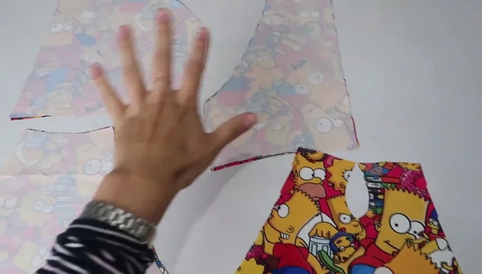 Detalles finales: Agregar abertura para la correa en la parte trasera. Terminar los ruedos de las mangas y el bajo de la chaqueta. Colocar los broches.