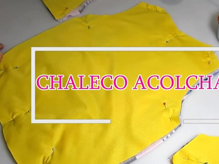 Preparación de las piezas: Cortar las piezas para la espalda y el pecho en la piel plastificada, entretela y tela de forro. Asegurarse que todas las piezas sean del mismo tamaño.