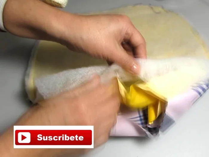 Coser el borde: Dar una costura a un centímetro del borde para asegurar la firmeza del chaleco.