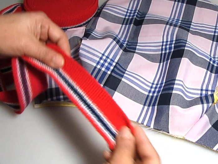 Unir el cuello: Unir el ribete al cuello, doblando un centímetro y medio. Coser a un centímetro de la orilla.