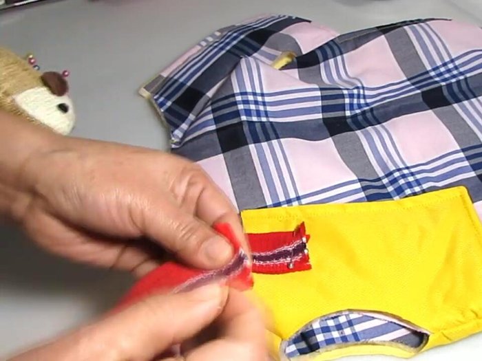 Unir el cuello: Unir el ribete al cuello, doblando un centímetro y medio. Coser a un centímetro de la orilla.