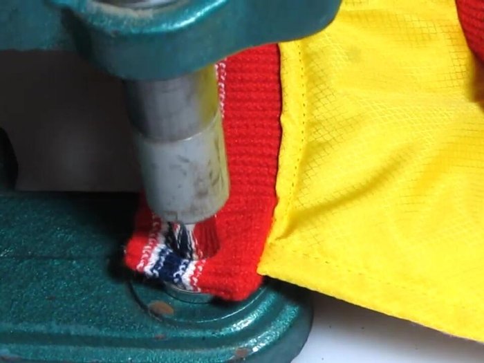 Rematar las mangas: Rematar las mangas con puntadas a mano.