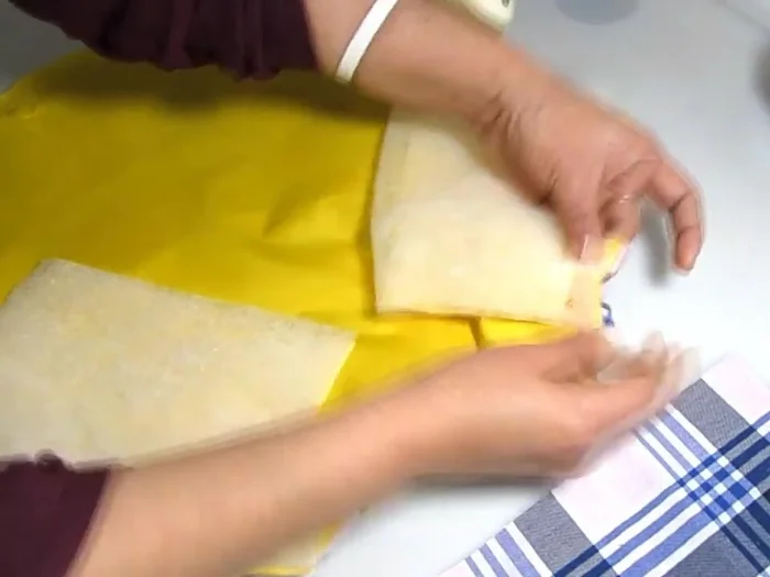 Unión de los hombros: Unir las piezas de los hombros de la espalda y el frente.