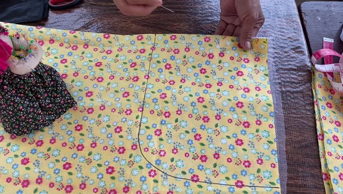 Repetir los pasos 1-5 para crear dos piezas idénticas del vestido.