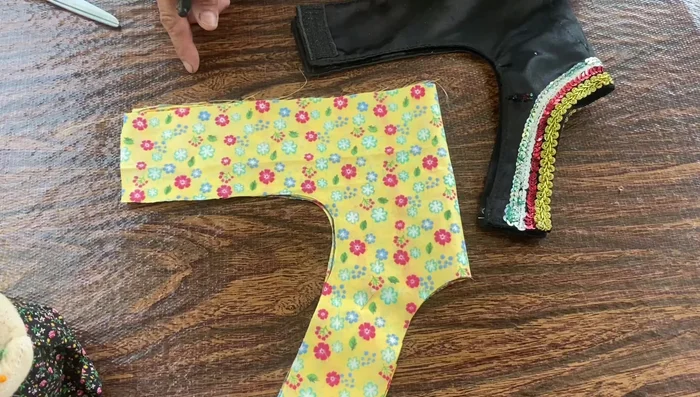 Cortar dos piezas de tul para la falda.