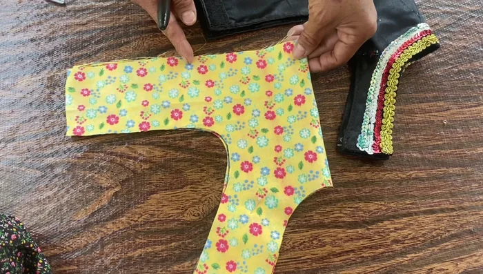 Cortar dos piezas de tul para la falda.