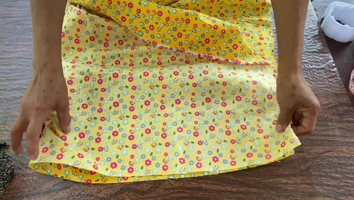 Marcar con un marcador el contorno del vestidito, dejando un margen de 1 centímetro para las costuras.