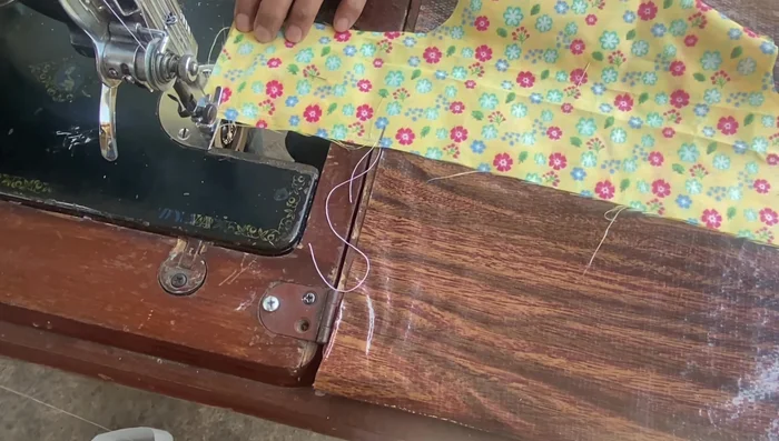 Darle la vuelta al vestido por el agujero que dejamos.