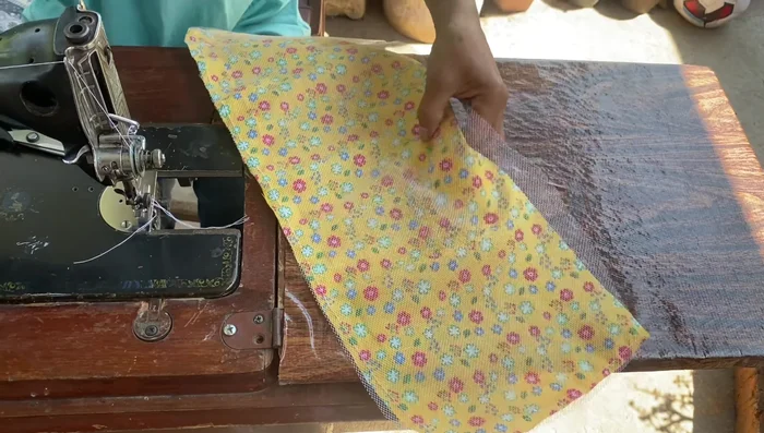 Darle la vuelta al vestido por el agujero que dejamos.