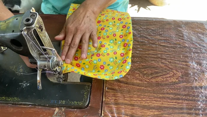 Unir la falda plisada al cuerpo del vestido, cosiendo cuidadosamente.