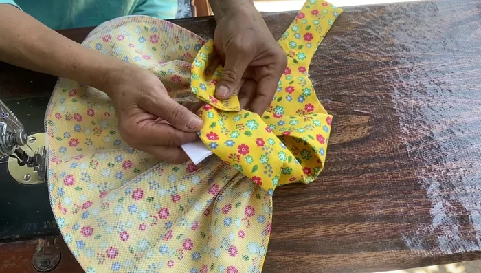 Cerrar las aberturas restantes del vestido y agregar detalles decorativos.