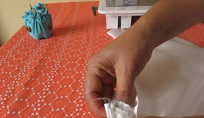 Coser los bordes de la falda y la blusa. Asegurar los bordes de la falda y la blusa para un acabado limpio y evitar que se deshilachen. Se puede hacer a mano o a máquina.