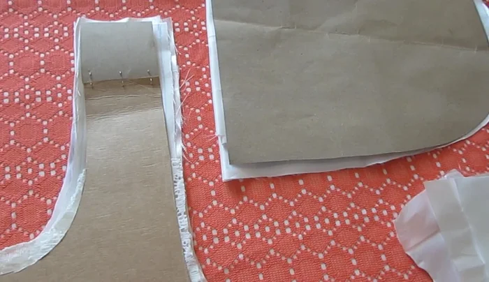 Cortar las piezas de tela y encaje según los moldes. Recuerda doblar la tela antes de cortar para asegurar la simetría.