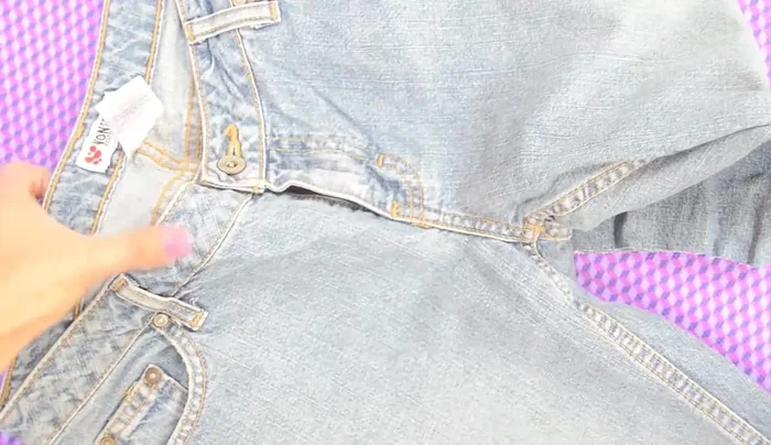 Preparar las piezas: un rectángulo para la falda, otro para la pretina, un pequeño rectángulo para la espalda y dos rectángulos para los tirantes (usando las costuras laterales del pantalón).