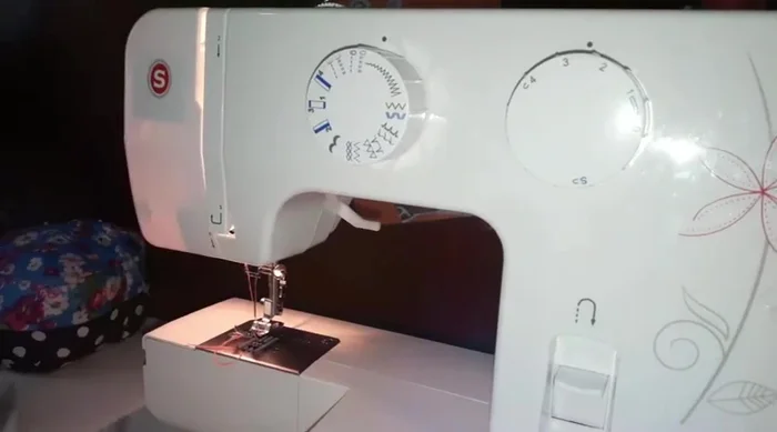 Cortar y colocar el cierre (botón o velcro) en la pestaña. Para un cierre limpio, se recomienda cortar al ras y doblar la esquina para esconder la costura.