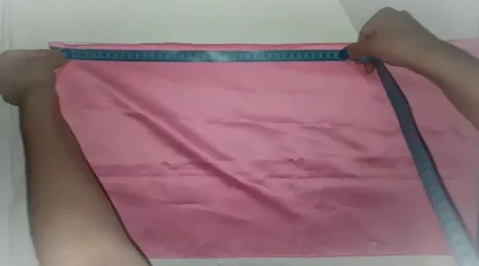 Bajar 5cm desde el cuello en cada lado y agregar 2cm más para la pestaña del cierre (botón o velcro).