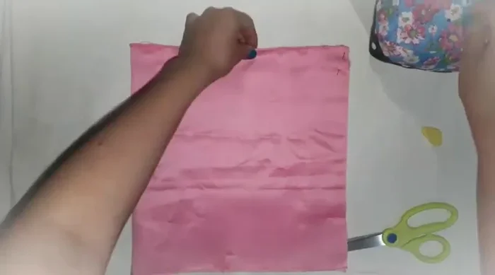 Doblar la tela por la mitad y sujetar con alfileres. Marcar la altura deseada (24cm) y unir a la pestaña de 5x2cm.