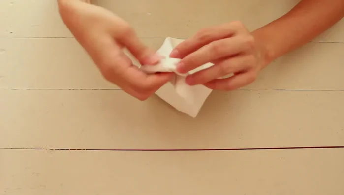 Planchar y hacer un nudo. El pañuelo está listo.