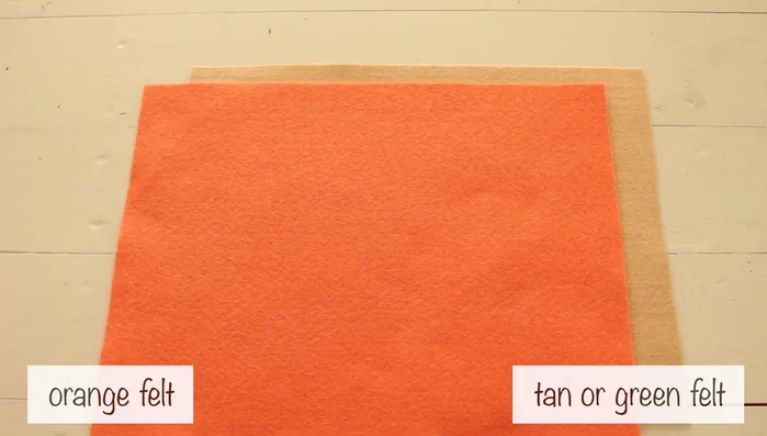 Para la mini calabaza: crear una plantilla de círculo de 9 pulgadas (o medio círculo). Colocar el círculo en dos fieltros naranjas y cortarlo.