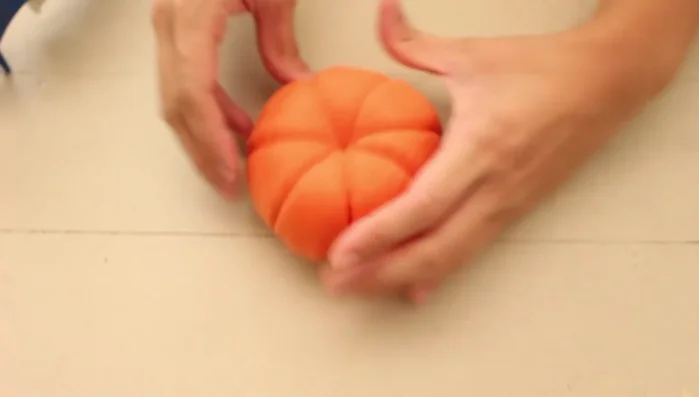 Pegar el círculo naranja en la parte inferior de la calabaza. Pegar el tallo en el centro superior junto con el círculo con púas.