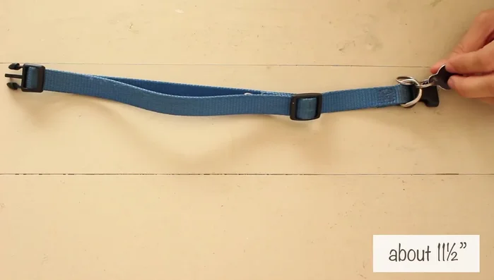 Medir el largo del collar del perro para la plantilla del pañuelo. Dibujar un rectángulo de 11.5 pulgadas por 5 pulgadas, marcar los lados a 1 pulgada desde la parte superior. Medir 5 pulgadas en la parte inferior, centrar y formar un triángulo. Cortar dos tiras de 6 por 1 pulgada, medir una pulgada y cortar ángulos de 45 grados en los extremos.