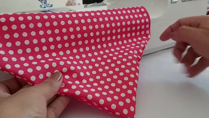 Pespunte final: Planchar la bandana una vez más. Coser un pespunte alrededor de todo el borde para un acabado limpio.