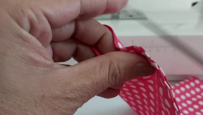 Ajuste final: Cortar los hilos sueltos.