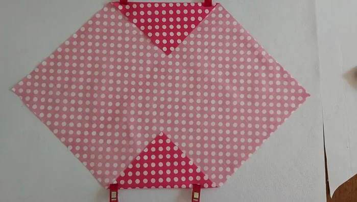 Planchar y doblar: Planchar las costuras para marcarlas bien. Doblar la tela por la mitad, con los derechos enfrentados, y coser los bordes.