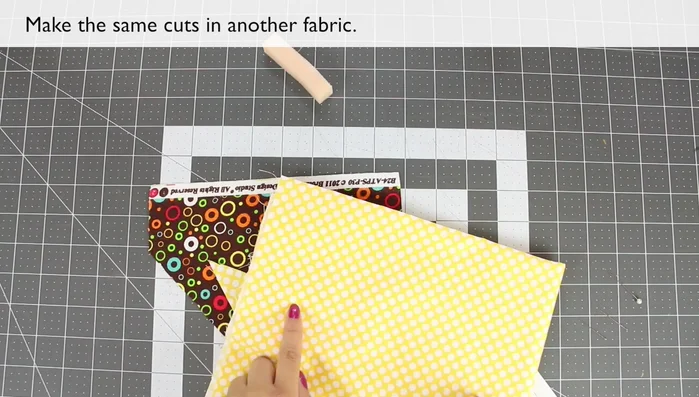 Cortar dos piezas iguales de tela para cada lado del collar.