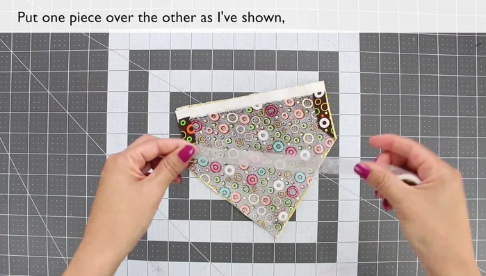 Repetir el paso 8 en los otros lados, excepto en el área por donde pasará el collar.