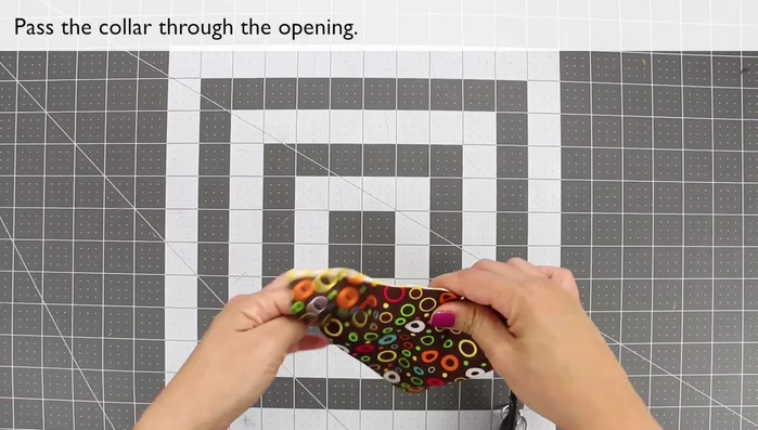 Pasar el collar por la abertura.
