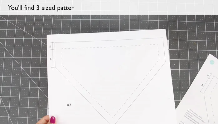 Cortar dos piezas iguales de tela para cada lado del collar.