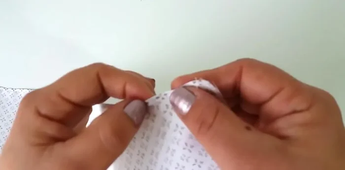 Hacer dobleces (1.5-2 cm) en el borde más angosto de la pieza grande, creando un efecto de abanico.