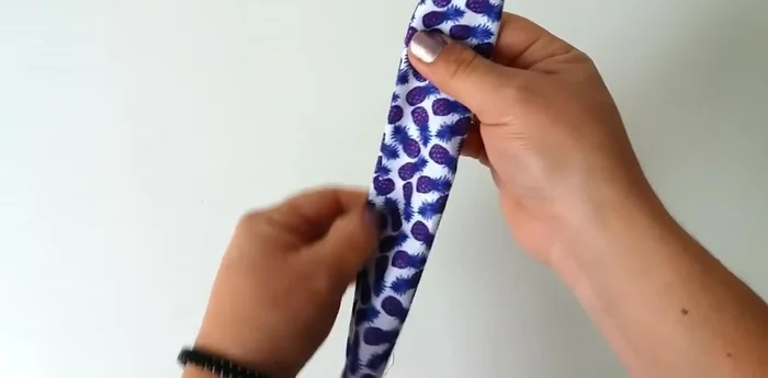 Coser la cinta elástica para asegurarla.