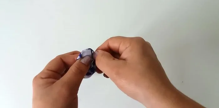 Coser la cinta elástica para asegurarla.