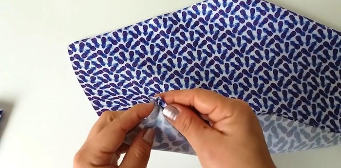 Hacer dobleces (1.5-2 cm) en el borde más angosto de la pieza grande, creando un efecto de abanico.