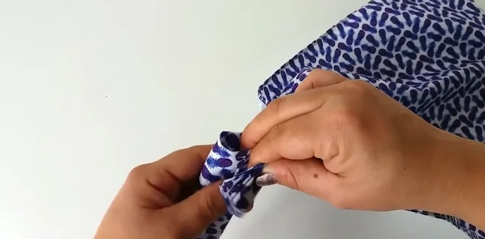 Insertar la pieza grande (con los dobleces) por la abertura donde se colocó la cinta elástica, asegurándose de que la costura quede hacia adentro.